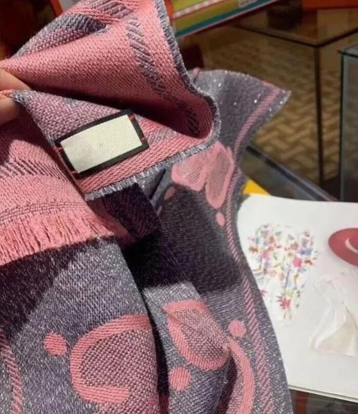 Scarf Brand 2023 Echarpe Fashion Designer Scarves Winter Men Women Letter G Sier Thread Lame 100% Cashmere Scarves with echarpe designer scarf
Scarf Brand 2023 Echarpe Fashion Designer Scarves Winter Men Women Letter G Sier Thread Lame 100% Cashmere Scarves with echarpe designer scarf