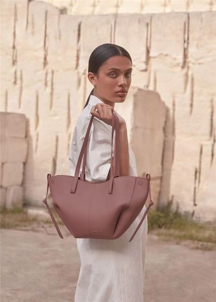 new tote bag full-grain textured leather designer magnetic buckle closure handbag women suede inner lining luxury large capacity handbags
new tote bag full-grain textured leather designer magnetic buckle closure handbag women suede inner lining luxury large capacity handbags