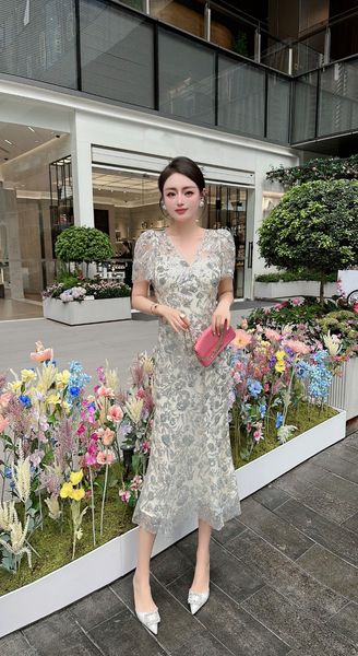 dress european-american style 2023 spring/summer new fashion high grade v-neck heavy work bead mesh heavy work dress, Black;gray
dress european-american style 2023 spring/summer new fashion high grade v-neck heavy work bead mesh heavy work dress, Black;gray