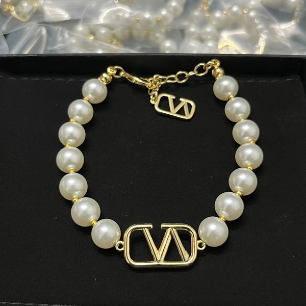 woman charm bracelets v letter designer brand pearl fashion luxury vlogo chain bracelet jewelry trend women diamond metal bracelet, Golden;silver
woman charm bracelets v letter designer brand pearl fashion luxury vlogo chain bracelet jewelry trend women diamond metal bracelet, Golden;silver