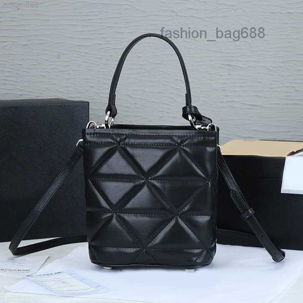 evening bags diamond lattice bucket bag shoulder cross body women handbag material metal hardware hasp letter casual tote purse adjustable s
evening bags diamond lattice bucket bag shoulder cross body women handbag material metal hardware hasp letter casual tote purse adjustable s