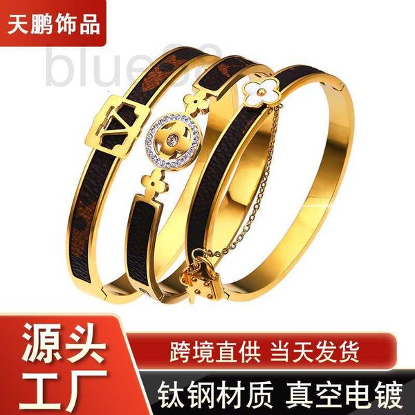 bangle designer new clover steel bracelet donkey old flower leather key lock chain stick leather bracelet jmpy, Black
bangle designer new clover steel bracelet donkey old flower leather key lock chain stick leather bracelet jmpy, Black