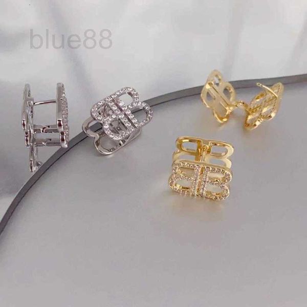 charm designer 2023 new double letter ear buckle simple and luxury cold wind studs ins net red same style rings female 2xgz, Golden
charm designer 2023 new double letter ear buckle simple and luxury cold wind studs ins net red same style rings female 2xgz, Golden