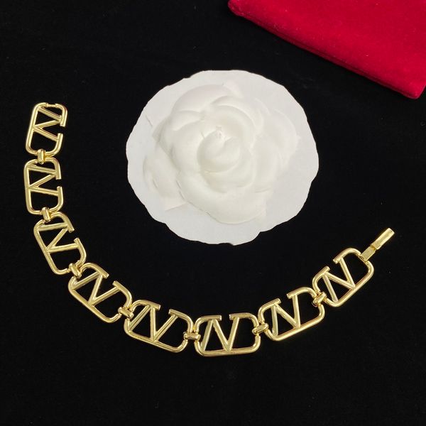 woman charm bracelets v letter designer brand pearl fashion luxury vlogo chain bracelet jewelry trend women diamond metal bracelet hnj, Golden;silver
woman charm bracelets v letter designer brand pearl fashion luxury vlogo chain bracelet jewelry trend women diamond metal bracelet hnj, Golden;silver