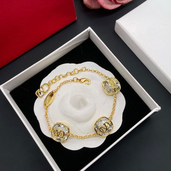 woman charm bracelets v designer brand bracelet stud pearl fashion luxury vlogo diamond metal jewelry hoop women bracelet hoho, Golden;silver
woman charm bracelets v designer brand bracelet stud pearl fashion luxury vlogo diamond metal jewelry hoop women bracelet hoho, Golden;silver