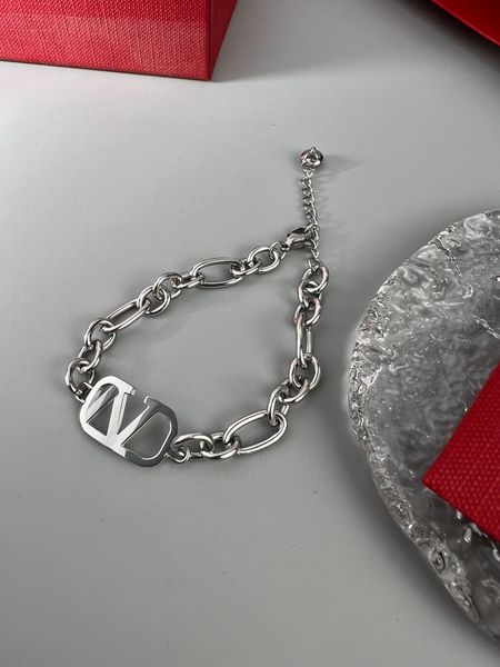 woman charm bracelets v letter designer brand pearl fashion luxury vlogo chain bracelet jewelry trend women diamond metal bracelet 978, Golden;silver
woman charm bracelets v letter designer brand pearl fashion luxury vlogo chain bracelet jewelry trend women diamond metal bracelet 978, Golden;silver