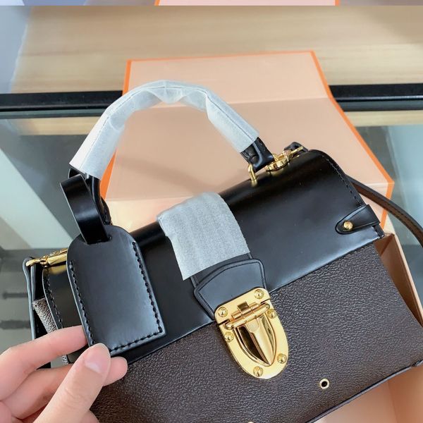 cross body famous designer bags ladies handbags central big space zipper compartment microfiber lining protective rivet cross genuine leathe
cross body famous designer bags ladies handbags central big space zipper compartment microfiber lining protective rivet cross genuine leathe