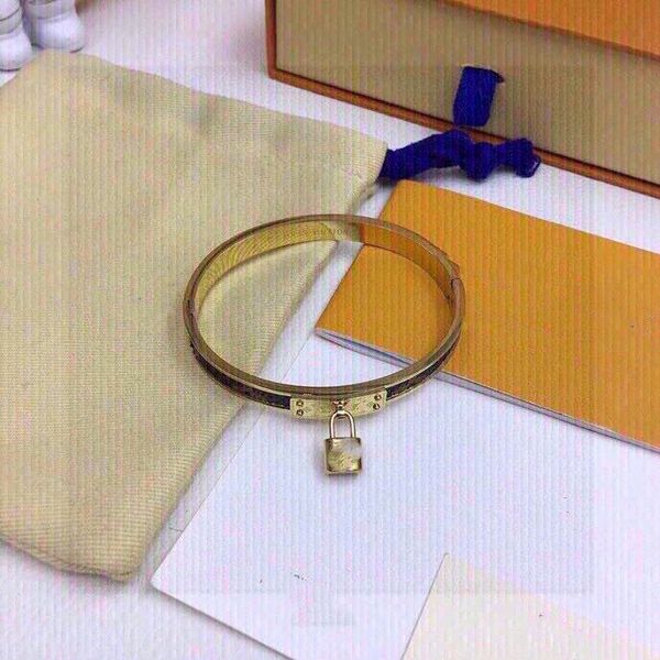 2023luxury fashion jade bangle bracel designer middle bracelet bracelet hardware substrate titanium steel no box, Black
2023luxury fashion jade bangle bracel designer middle bracelet bracelet hardware substrate titanium steel no box, Black