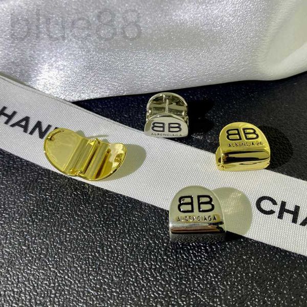 charm designer metal double-sided letter ear buckle small design temperament earrings women's new simple cool style kt77, Golden
charm designer metal double-sided letter ear buckle small design temperament earrings women's new simple cool style kt77, Golden