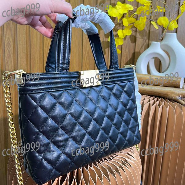 golden badge luxury women crossbody large tote bag matelasse chain leather quilted versatile classic strap shoulder bag hardware portable mu
golden badge luxury women crossbody large tote bag matelasse chain leather quilted versatile classic strap shoulder bag hardware portable mu