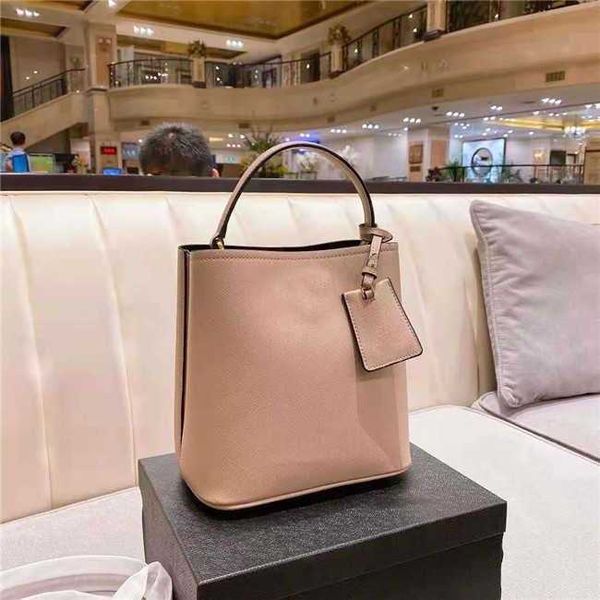 2023 fashion catwalk style bucket bag luxury designer ladies handbag large capacity han dbag high-quality bags high-end single products
2023 fashion catwalk style bucket bag luxury designer ladies handbag large capacity han dbag high-quality bags high-end single products