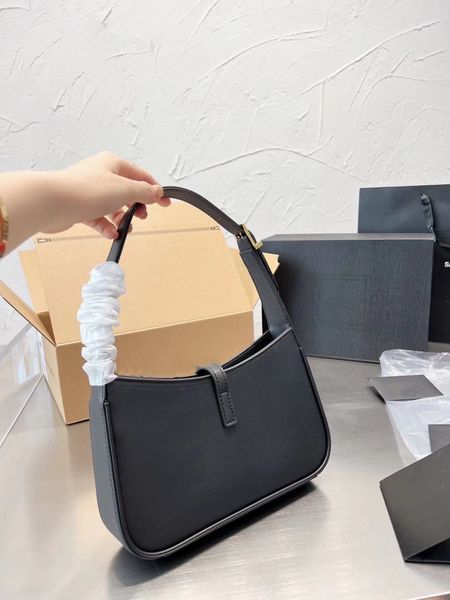 luxury fashion messenger bag le5a7 hobo bag in smooth leather handbag shoulder bag designer bag luxurys handbag designer handbag luxury bag
luxury fashion messenger bag le5a7 hobo bag in smooth leather handbag shoulder bag designer bag luxurys handbag designer handbag luxury bag