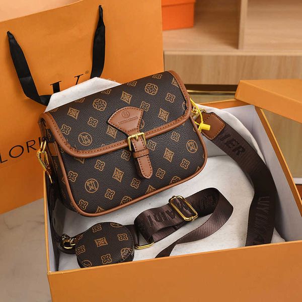shoulder bag women's printed simple messenger bag large capacity vintage letter small square bag texture handbag
shoulder bag women's printed simple messenger bag large capacity vintage letter small square bag texture handbag