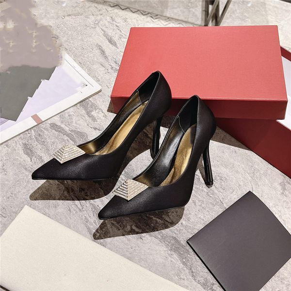 dress shoes 2023 fashion valentinoity women leather high heel letter logo party wedding tourism holiday casual flat shoes 05-01, Black
dress shoes 2023 fashion valentinoity women leather high heel letter logo party wedding tourism holiday casual flat shoes 05-01, Black