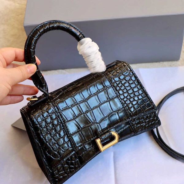 22 year new b family letter genuine leather hourglass bag cowhide crocodile pattern one shoulder crossbody fashion light luxury handbag
22 year new b family letter genuine leather hourglass bag cowhide crocodile pattern one shoulder crossbody fashion light luxury handbag