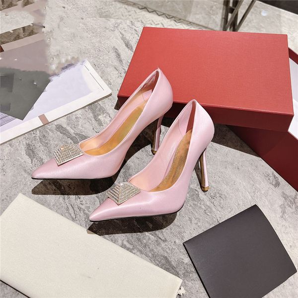 dress shoes 2023 fashion valentinoity women leather high heel letter logo party wedding tourism holiday casual flat shoes 05-02, Black
dress shoes 2023 fashion valentinoity women leather high heel letter logo party wedding tourism holiday casual flat shoes 05-02, Black