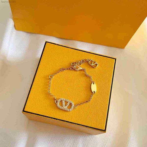 2023 women's bracelet designer luxury gold heart-shaped pearl crystal double v letter 925s silver jewelry classic
2023 women's bracelet designer luxury gold heart-shaped pearl crystal double v letter 925s silver jewelry classic