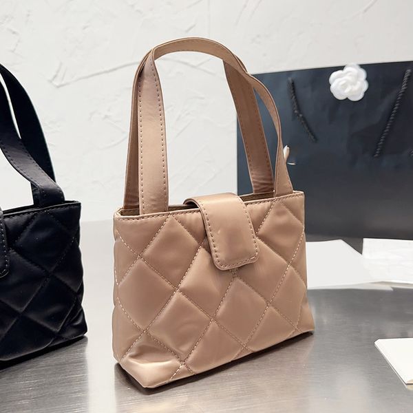womens viantge underarm tote bags silver metal turn lock classic mini quilted purse outdoor fashion trends street ladies casual versatil pur
womens viantge underarm tote bags silver metal turn lock classic mini quilted purse outdoor fashion trends street ladies casual versatil pur