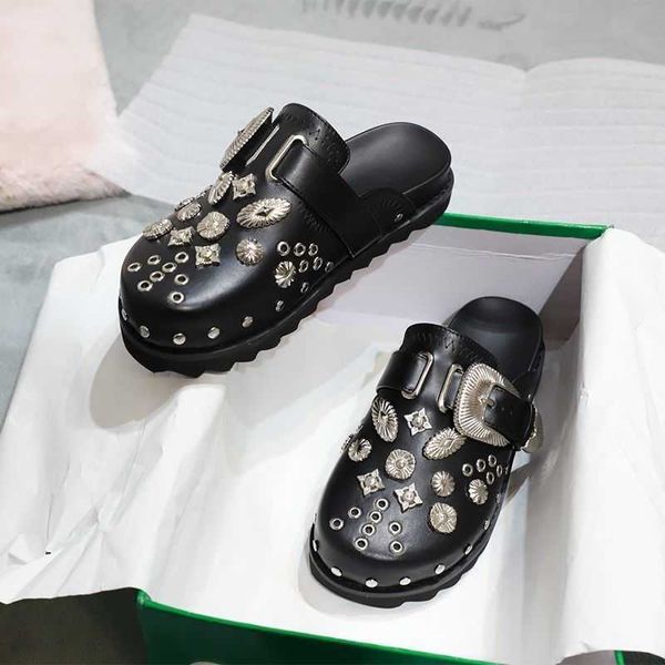 boots 2022 summer women shoes punk metal rivet charms black pu mules slip on outdoor platform modern slippers casual for female 221215
boots 2022 summer women shoes punk metal rivet charms black pu mules slip on outdoor platform modern slippers casual for female 221215