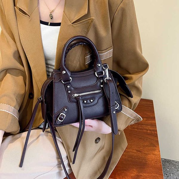 2023 new women's bag texture handbag women's one-shoulder messenger bag rivet locomotive underarm bag
2023 new women's bag texture handbag women's one-shoulder messenger bag rivet locomotive underarm bag