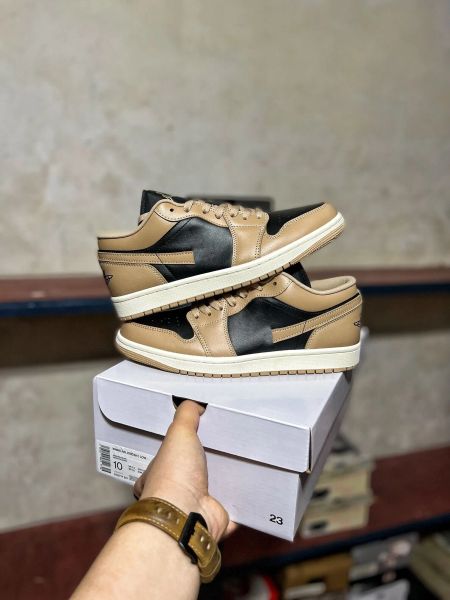 2023 a tan-black color basketball shoes scheme takes over jumpman 1 1s low vachetta tan desert sail black men women athletics designer sneak
2023 a tan-black color basketball shoes scheme takes over jumpman 1 1s low vachetta tan desert sail black men women athletics designer sneak