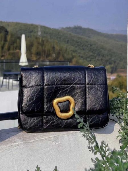 songmont chocolate 2023 new cowhide crossbody tofu women's chain mobile phone one shoulder small square bag
songmont chocolate 2023 new cowhide crossbody tofu women's chain mobile phone one shoulder small square bag