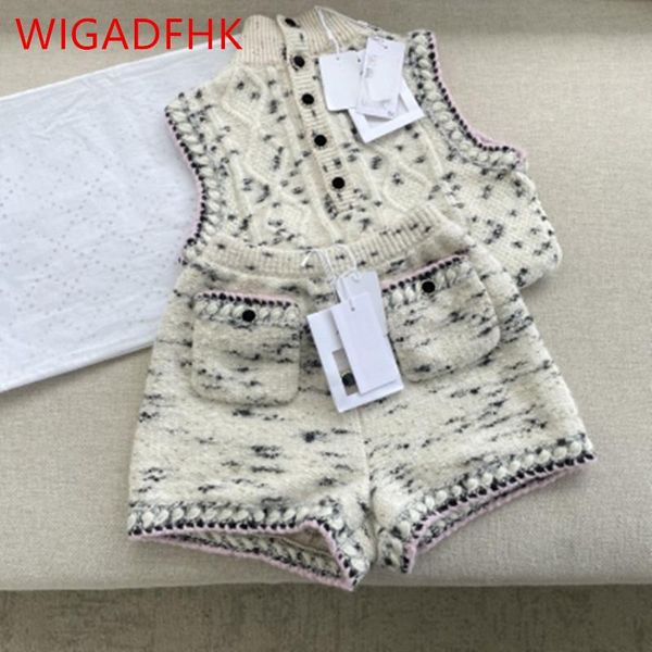 dress women's suit autumn and winter 2021 loose half open collar vest + shorts twopiece fashion suit, White
dress women's suit autumn and winter 2021 loose half open collar vest + shorts twopiece fashion suit, White