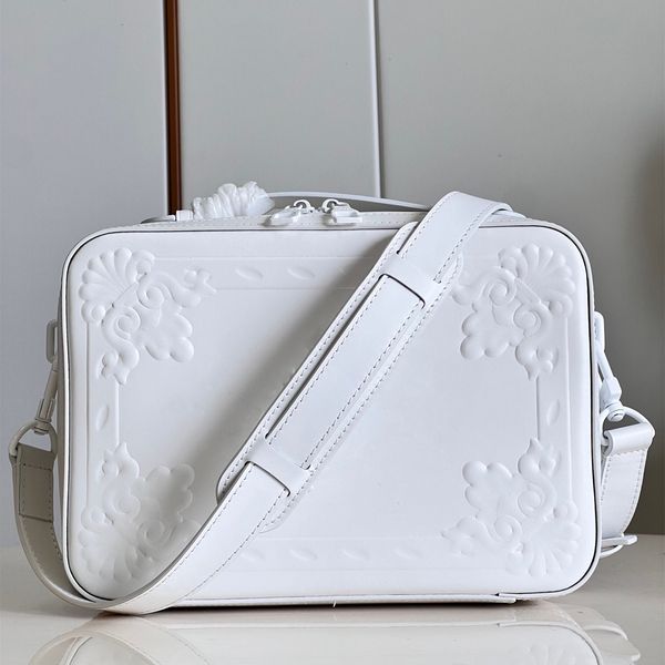 handle soft trunk handbag ornaments collection ox m21833 white leather embossed castle flower box bag 21.5cm crossbody bags designer luxurys
handle soft trunk handbag ornaments collection ox m21833 white leather embossed castle flower box bag 21.5cm crossbody bags designer luxurys