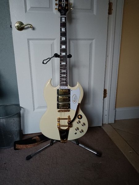electric guitar oem with 3 piece pickups, custom guitar with large vibrato system, mahogany fingerboard, alpine white paint
electric guitar oem with 3 piece pickups, custom guitar with large vibrato system, mahogany fingerboard, alpine white paint
