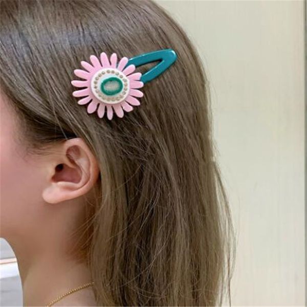 luxury designer hair clips new style hairpins for womens retro barrettes ladies simple personality letter european and american sunflower ha, Golden;silver
luxury designer hair clips new style hairpins for womens retro barrettes ladies simple personality letter european and american sunflower ha, Golden;silver