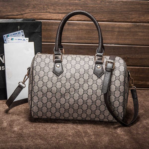 new universal handbag for men and women large capacity commuting pillow bag printed contrast boston bag messenger bag
new universal handbag for men and women large capacity commuting pillow bag printed contrast boston bag messenger bag