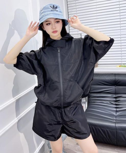 designer brand women's tracksuits summer style inverted triangle collar sleeve shirt with loose shorts casual suit women silk two-piece, White
designer brand women's tracksuits summer style inverted triangle collar sleeve shirt with loose shorts casual suit women silk two-piece, White
