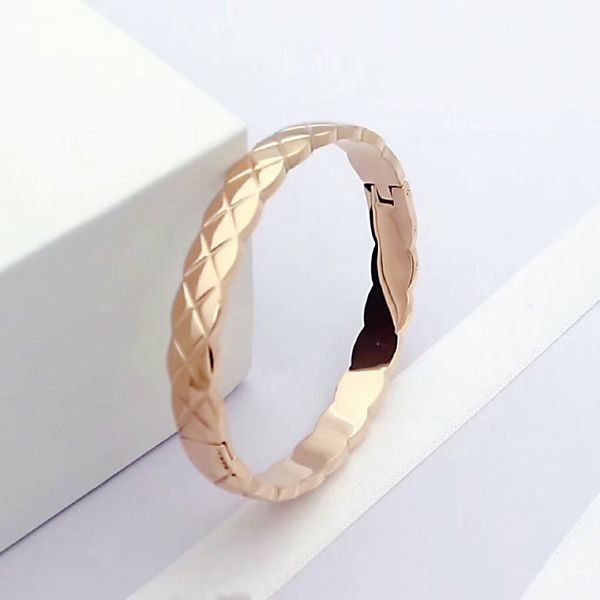 fashion classic plaid bracelet fashion new style designer men's and women's love bracelet 316l stainless steel couple bracelet ban, Golden;silver
fashion classic plaid bracelet fashion new style designer men's and women's love bracelet 316l stainless steel couple bracelet ban, Golden;silver