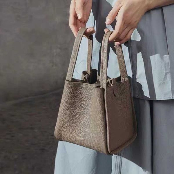 medium size vegetable basket series female designer's layer soft leather large capacity commuting portable bucket bag
medium size vegetable basket series female designer's layer soft leather large capacity commuting portable bucket bag