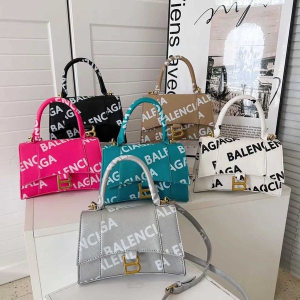 2023 european and american letters contrast color hourglass bag cross-body bag women's new style high beauty fashionable and versatile
2023 european and american letters contrast color hourglass bag cross-body bag women's new style high beauty fashionable and versatile