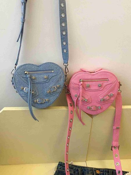 totes 2023 new women's denim love shape bag ins ladies rivet motorcycle retro fashion pu shoulder messenger y23
totes 2023 new women's denim love shape bag ins ladies rivet motorcycle retro fashion pu shoulder messenger y23