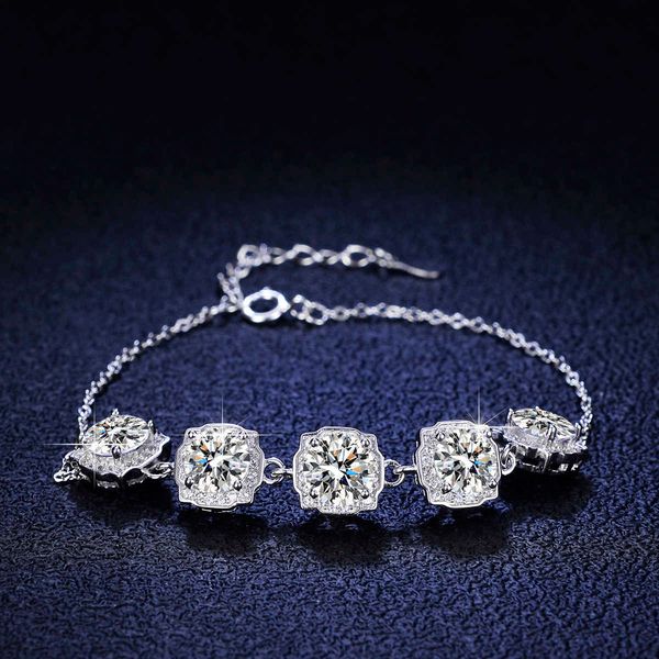 Pendant Necklaces New design Elegant S925 sterling silver bracelet with shining moissanite diamond silver bracelet for women
Pendant Necklaces New design Elegant S925 sterling silver bracelet with shining moissanite diamond silver bracelet for women