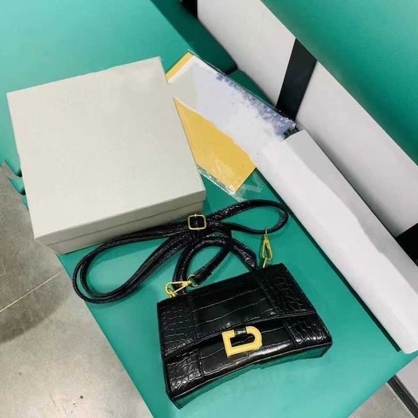 2023 new women's bag b classic hourglass crocodile mini same versatile small square single shoulder messenger bag
2023 new women's bag b classic hourglass crocodile mini same versatile small square single shoulder messenger bag