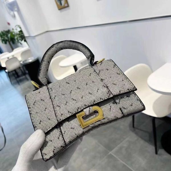 classic hourglass bag designer handbags tote letter buckle crocodile pattern sheepskin handbag fashion messenger hand carry one shoulder bag
classic hourglass bag designer handbags tote letter buckle crocodile pattern sheepskin handbag fashion messenger hand carry one shoulder bag