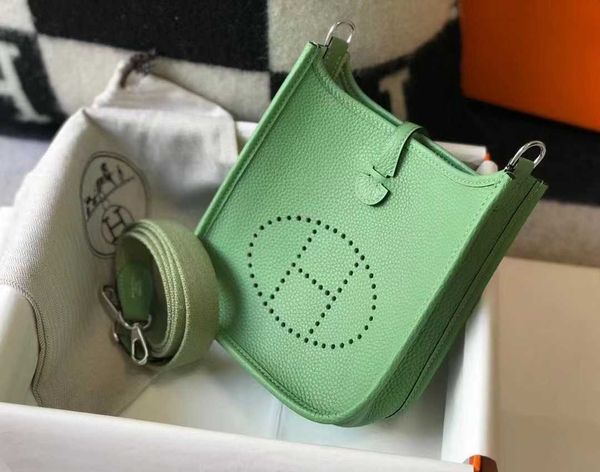 mini17cm clemence cow leather is easy to carry and can be used with sling single-shoulder cross-body mobile phone bag
mini17cm clemence cow leather is easy to carry and can be used with sling single-shoulder cross-body mobile phone bag