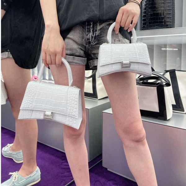 5a designer bags design for women new wallet version handheld small hourglass bag fashion match single shoulder messenger handbag
5a designer bags design for women new wallet version handheld small hourglass bag fashion match single shoulder messenger handbag