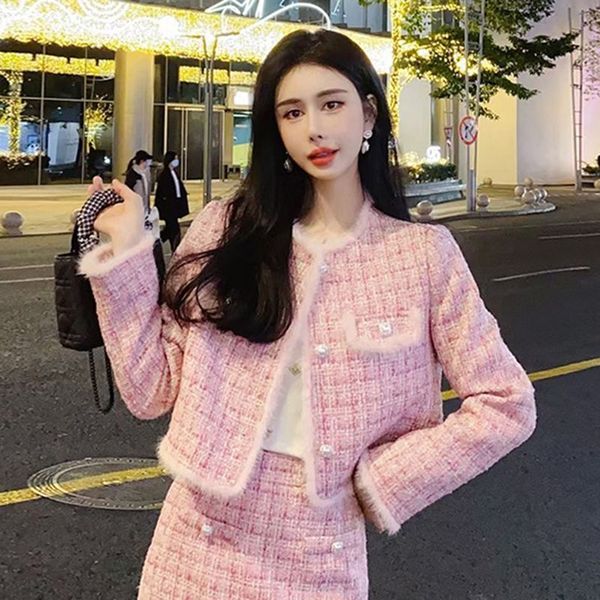 winter runway white wool 2 piece set women single breasted pearls beading jacket coat+tassel short skirt winter tweed suit 201027
winter runway white wool 2 piece set women single breasted pearls beading jacket coat+tassel short skirt winter tweed suit 201027