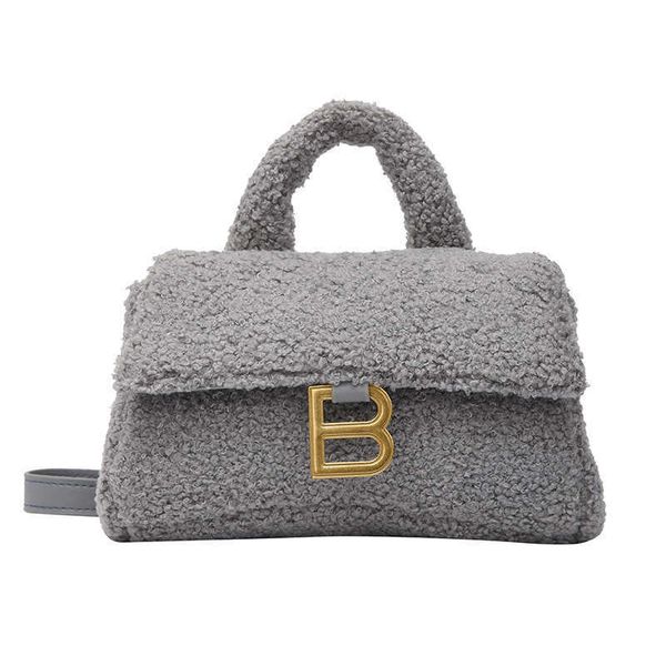 2023 fashion handbag new family shoulder autumn and winter plush chain hourglass bag for women
2023 fashion handbag new family shoulder autumn and winter plush chain hourglass bag for women