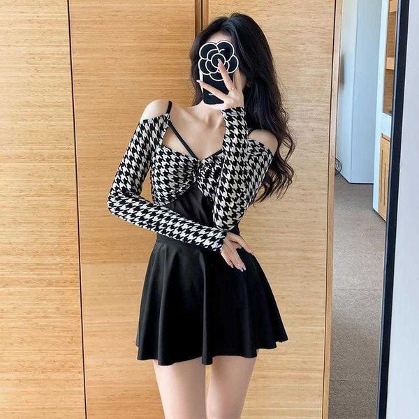 swimwear womens one piece conservative long sleeve skirt covering belly thin spring swimsuit, White;black
swimwear womens one piece conservative long sleeve skirt covering belly thin spring swimsuit, White;black