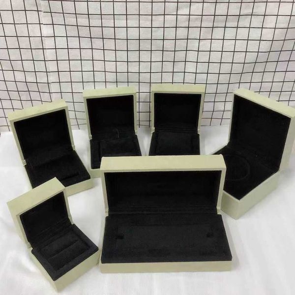 van clover bracelet 2023 van clover necklace designer girl gift beautiful gift box set only box without necklace box, Golden;silver
van clover bracelet 2023 van clover necklace designer girl gift beautiful gift box set only box without necklace box, Golden;silver