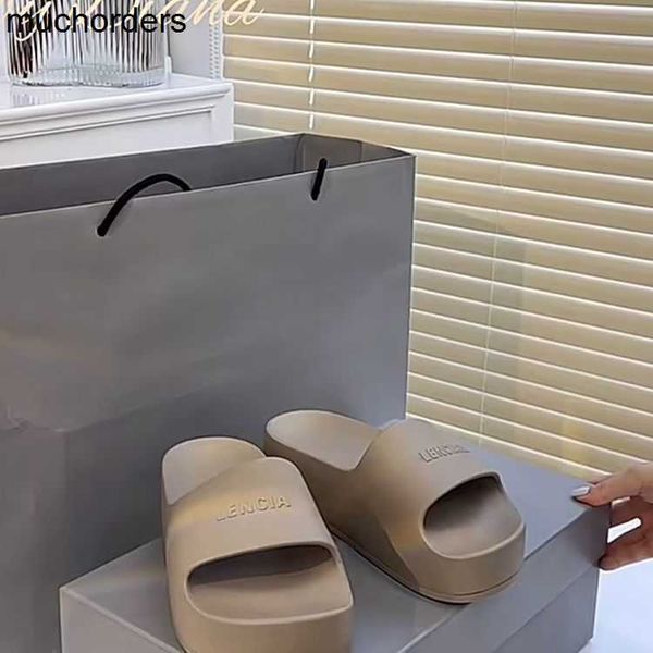 one line slipper with thick soles and elevated slippers for women wearing open-toe beach shoes outside paris in the summer of 2023 casual an, Black
one line slipper with thick soles and elevated slippers for women wearing open-toe beach shoes outside paris in the summer of 2023 casual an, Black