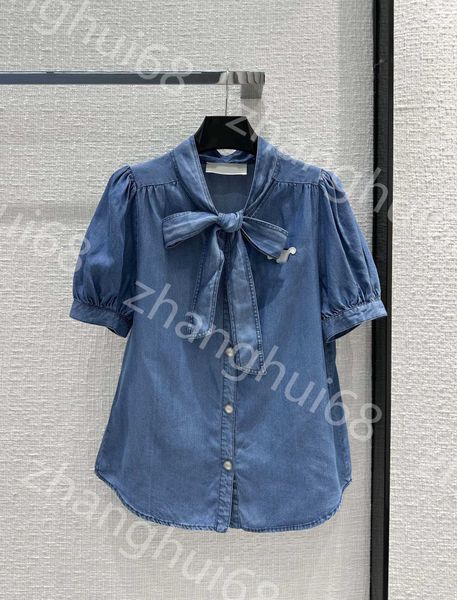 23ss womens designer clothing high neck blouse women shirt temperament streamer bow tie bubble sleeve embroidered logo denim shirt women clo, White
23ss womens designer clothing high neck blouse women shirt temperament streamer bow tie bubble sleeve embroidered logo denim shirt women clo, White