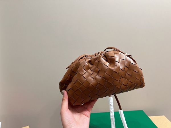 10a fashionable women's woven cloud bag single shoulder bag classic strapping opening design leather plaid inner logo bag body same col
10a fashionable women's woven cloud bag single shoulder bag classic strapping opening design leather plaid inner logo bag body same col