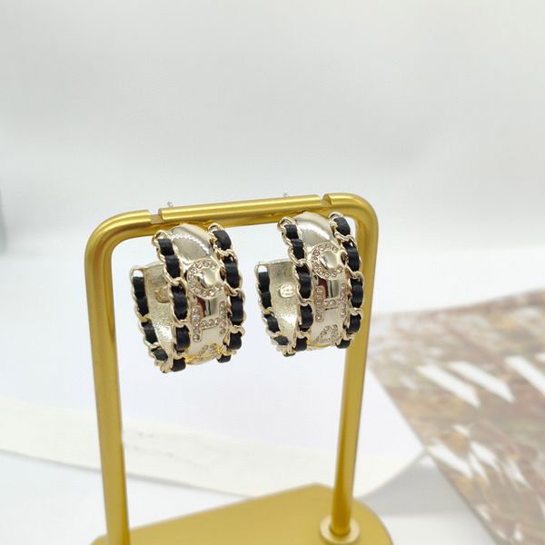 2023 luxury quality charm drop earring with diamond and black geuine leather half round have box stamp ps7933a, Golden
2023 luxury quality charm drop earring with diamond and black geuine leather half round have box stamp ps7933a, Golden
