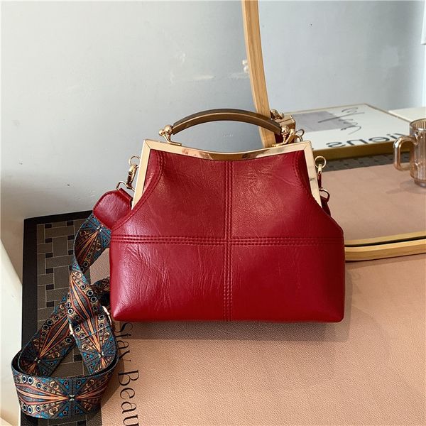 evening bags vintage women clip pu leather wide strap crossbody bag female kiss lock handbags luxury plaid purse for 230504
evening bags vintage women clip pu leather wide strap crossbody bag female kiss lock handbags luxury plaid purse for 230504